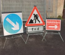 Folding Traffic Sign | "Road Narrows Nearside" Sign | 750mm x 750mm | Complete With Tripod